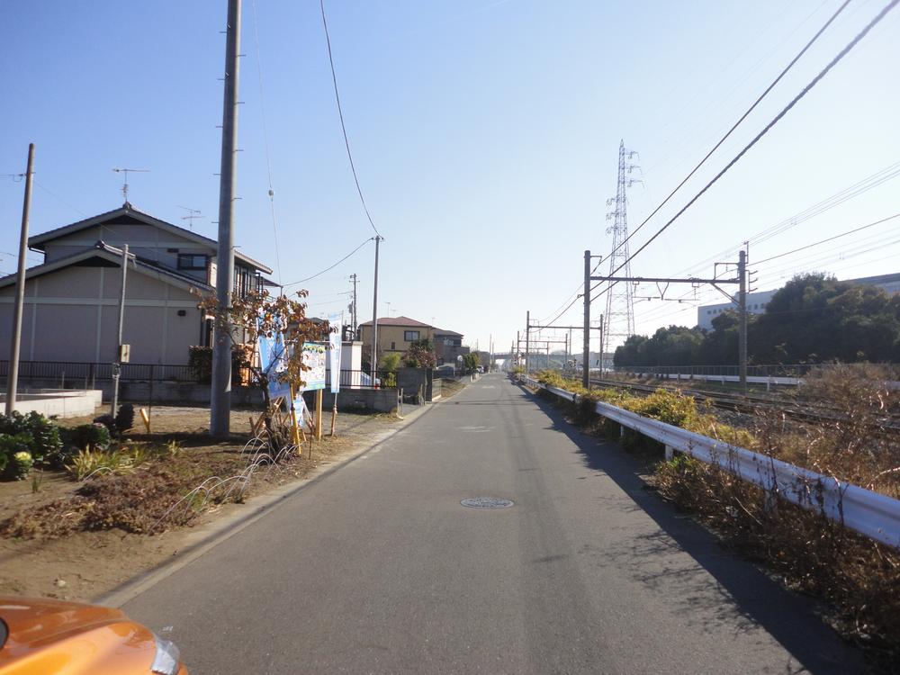 Local photos, including front road. It is December 2013) front road. In people jogging there are many road, Car traffic was less state. 