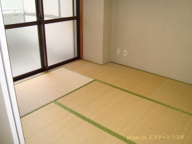 Living and room. You can relax in the bright sunshine of a Japanese-style room