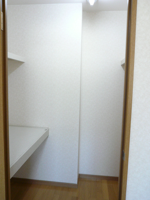 Receipt. Spacious walk-in closet