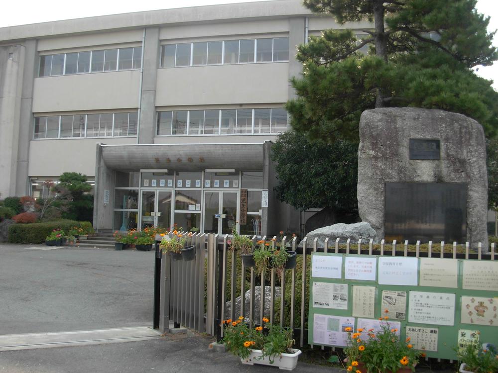 Primary school. 866m to Honjo Municipal Kodama Elementary School