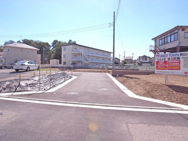 Local photos, including front road. Development road