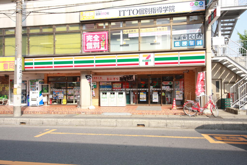 Convenience store. Seven-Eleven Toyooka 5-chome up (convenience store) 462m