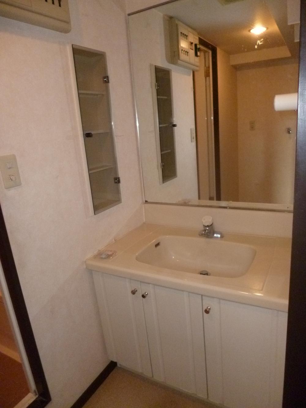 Wash basin, toilet. Room (August 2013) Shooting