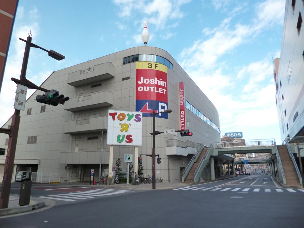 Shopping centre. Scios up to 40m Toys 'R' Us ・ It is a shopping center with a bowling alley, and the like are tenants