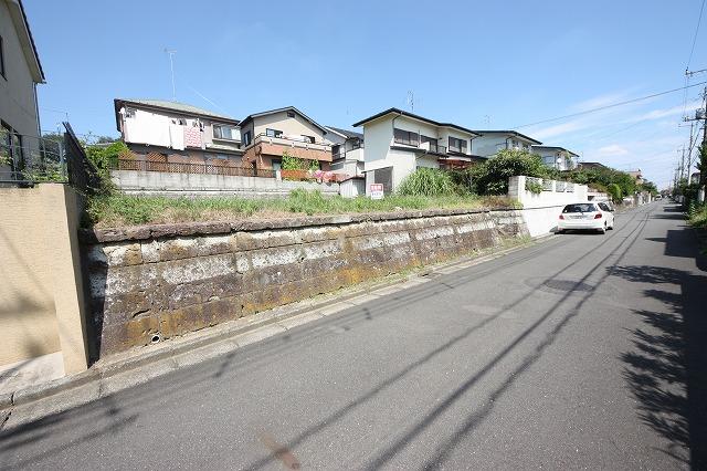 Local photos, including front road. Local (10 May 2012) shooting