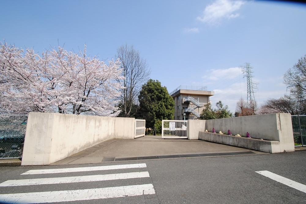 Junior high school. 250m until Kaneko junior high school