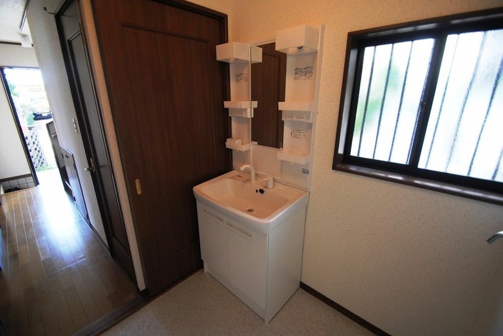 Wash basin, toilet. Room (August 2013) Shooting