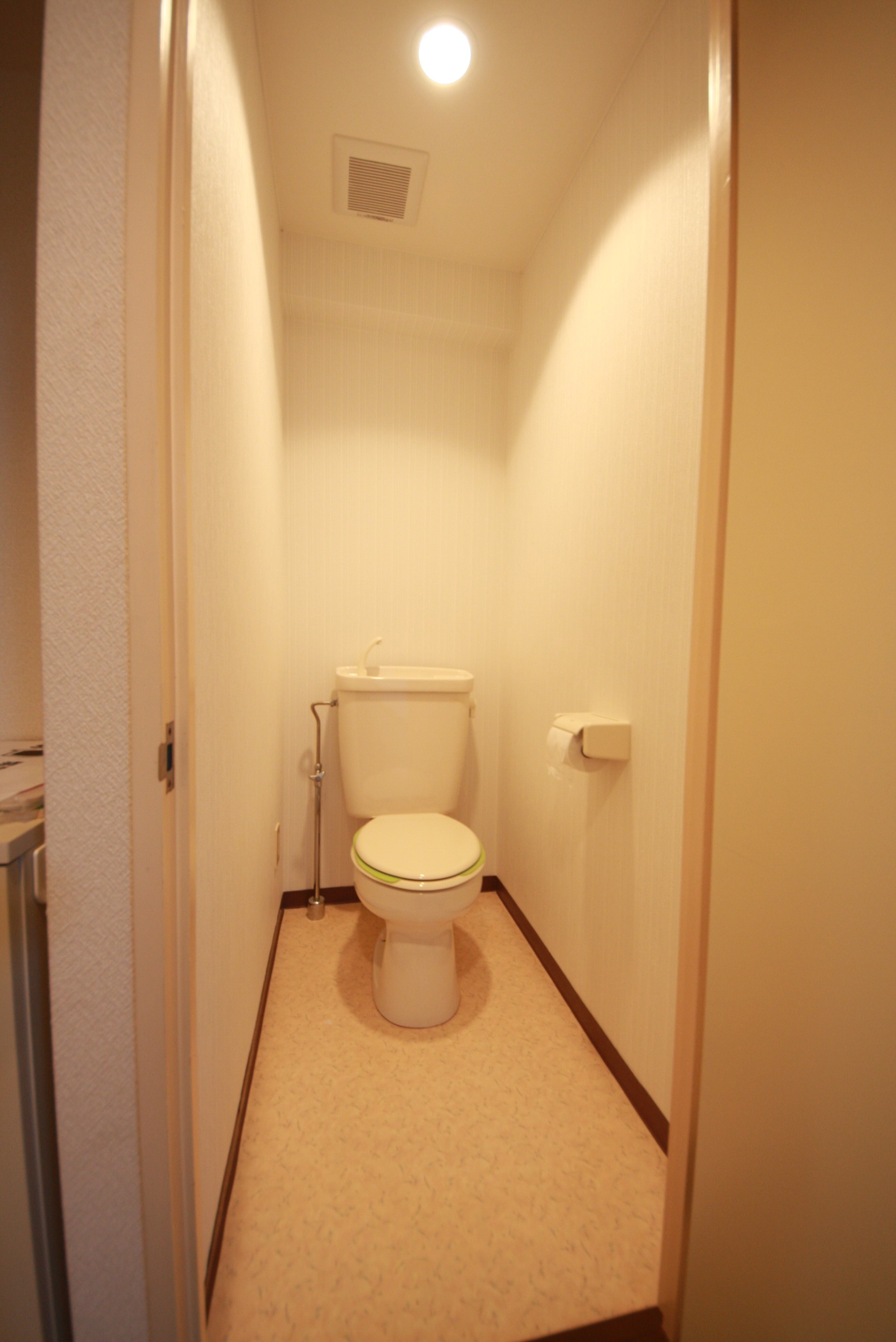 Toilet. It is a photograph of the room on the same floor plan.