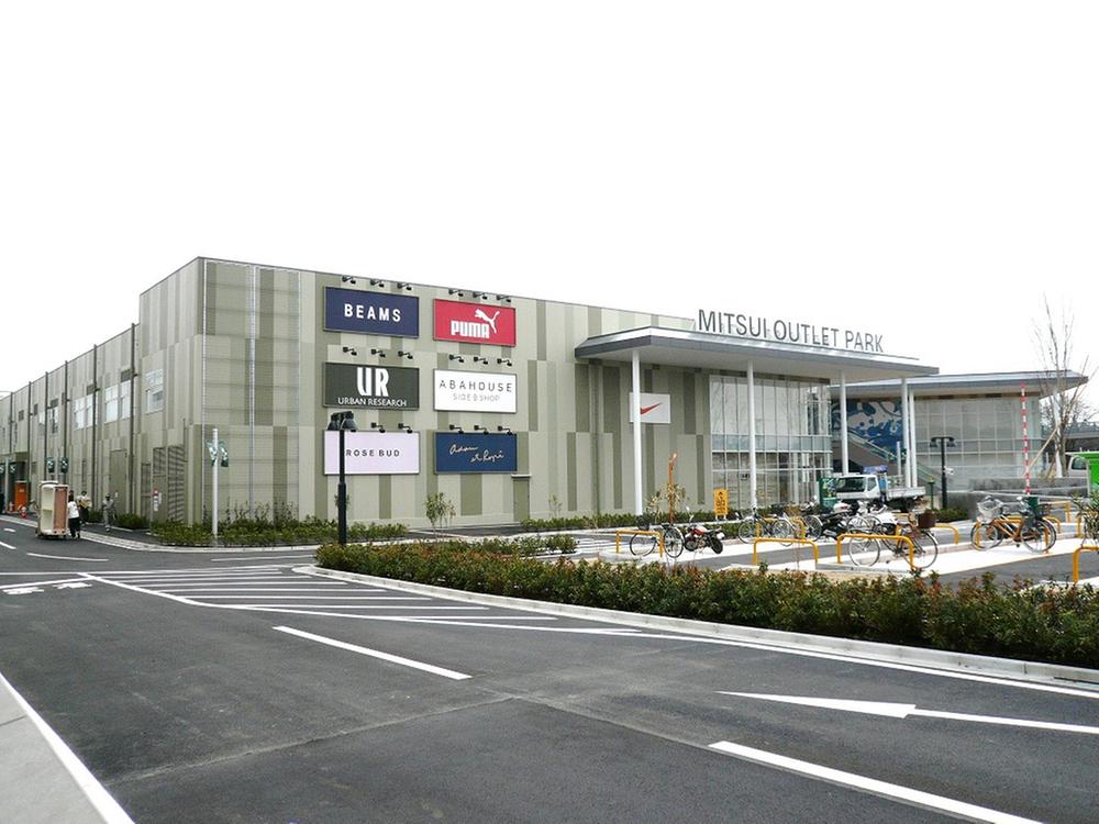 Shopping centre. 3400m to Mitsui Outlet Park