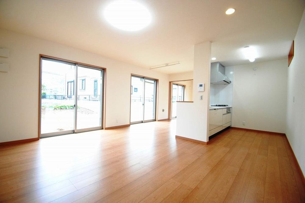 Same specifications photos (living)