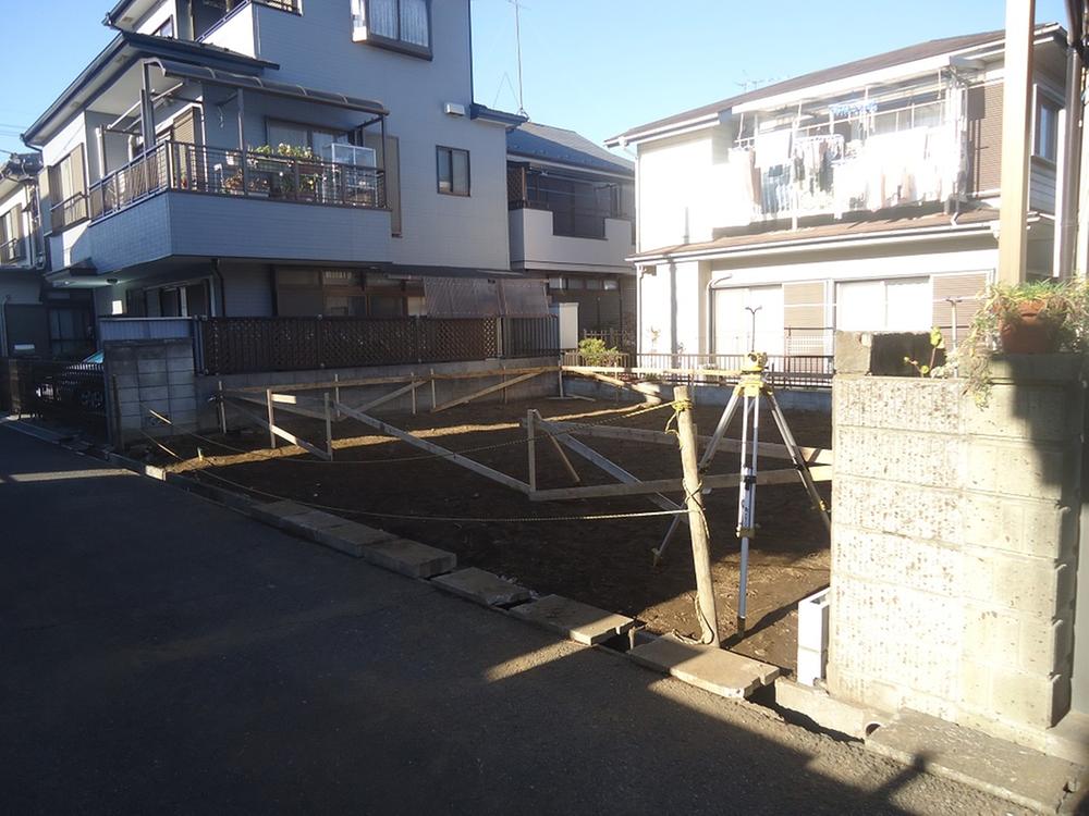 Local photos, including front road. November shooting