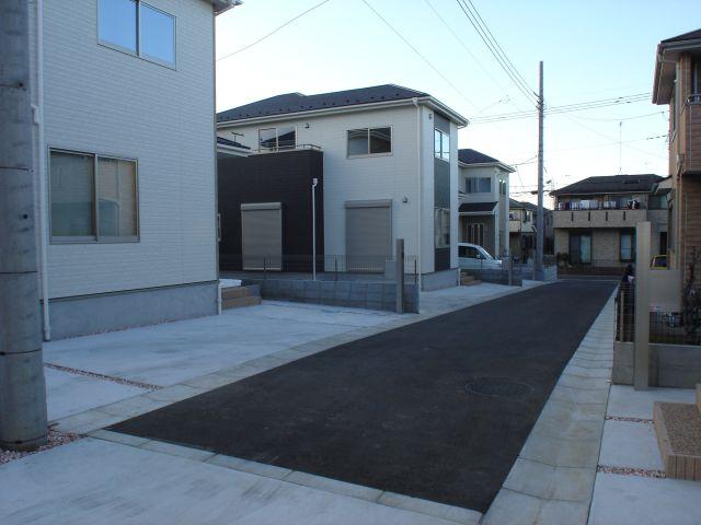 Local photos, including front road. Local (24 December) shooting