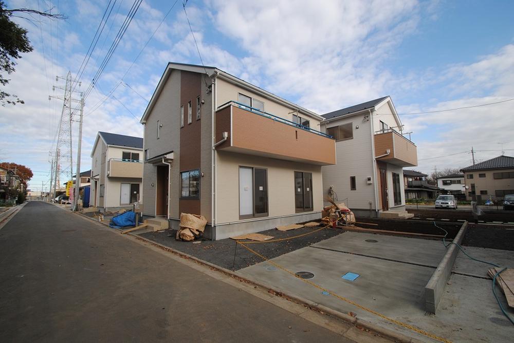 Local photos, including front road. 3 Building site (December 2013) Shooting