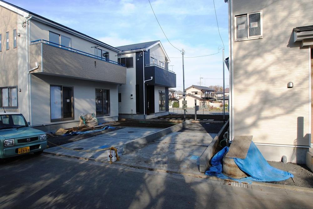 Local photos, including front road. 2 Building site (December 2013) Shooting