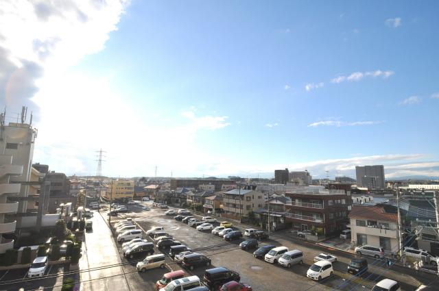 View photos from the dwelling unit. Southwestward per room is bright, It is also a very good ventilation and views!