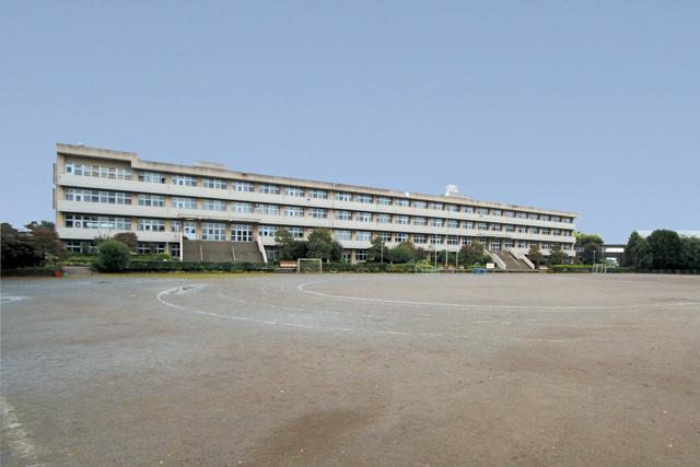 Junior high school. Kamifujisawa 950m to about 950m up to junior high school