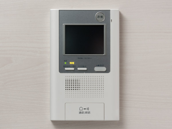 Security.  [Hands-free intercom with color monitor] The figure of visitors, Adopt a hands-free intercom that can be found in vivid color image.