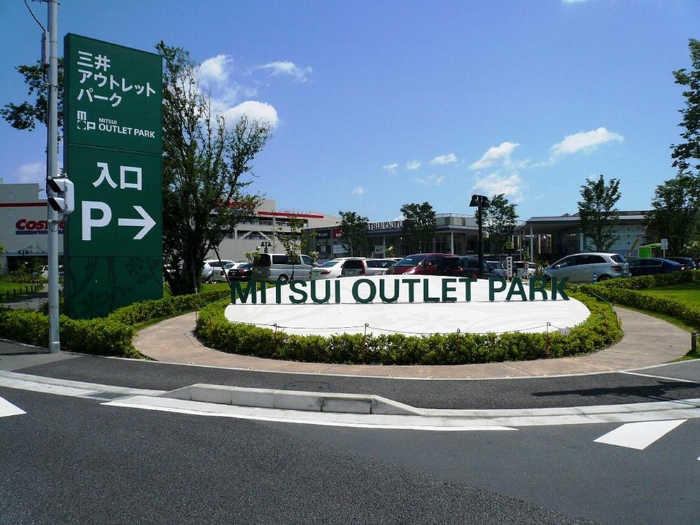 Shopping centre. 2500m to Mitsui Outlet Park