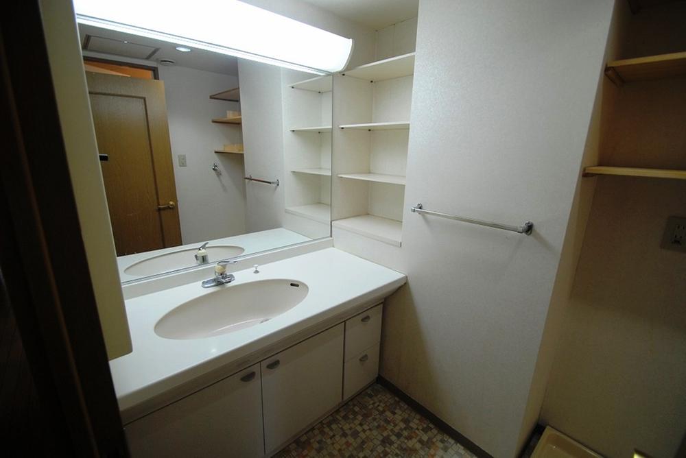 Wash basin, toilet. Indoor (10 May 2013) Shooting