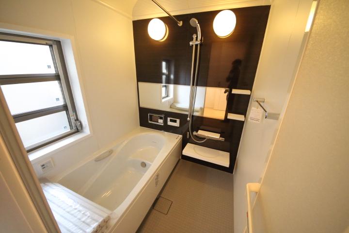 Bathroom. TV with 1 tsubo unit bus. 