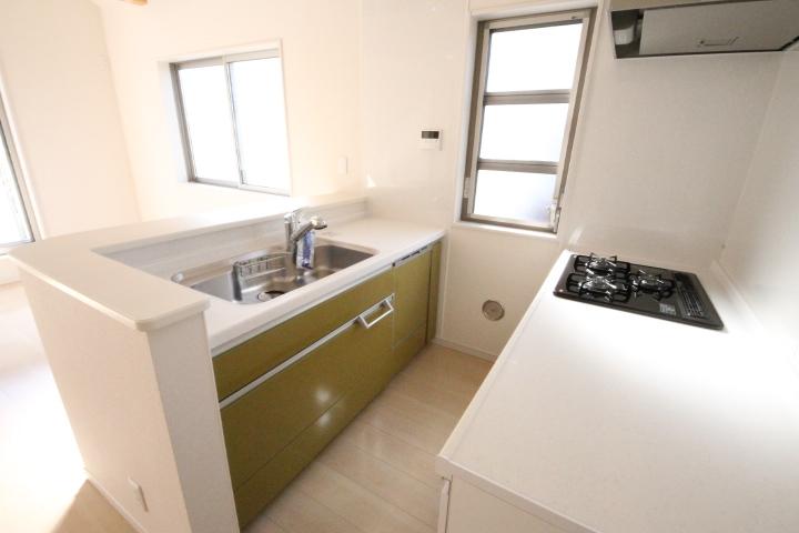 Kitchen. Easy-to-use system Kitchen. It is with hanging cupboard. Dish washing dryer with. 