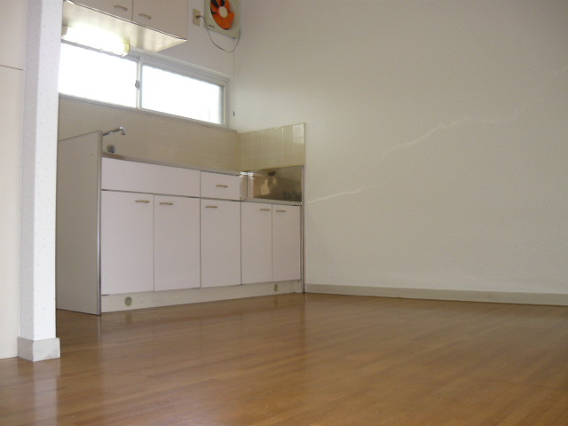 Living and room. Bright kitchen has a window. shelf ・ Wide enough also put the table