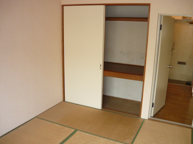 Receipt. Japanese-style closet. 3-stage there is convenient to the replacement of seasonal goods. 