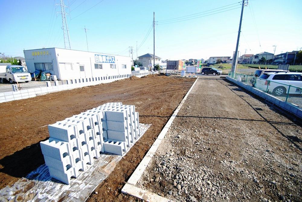 Local photos, including front road. Local (11 May 2013) Shooting