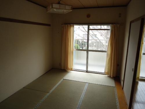 Other room space. Japanese-style room about 6.0 tatami mats (balcony side)