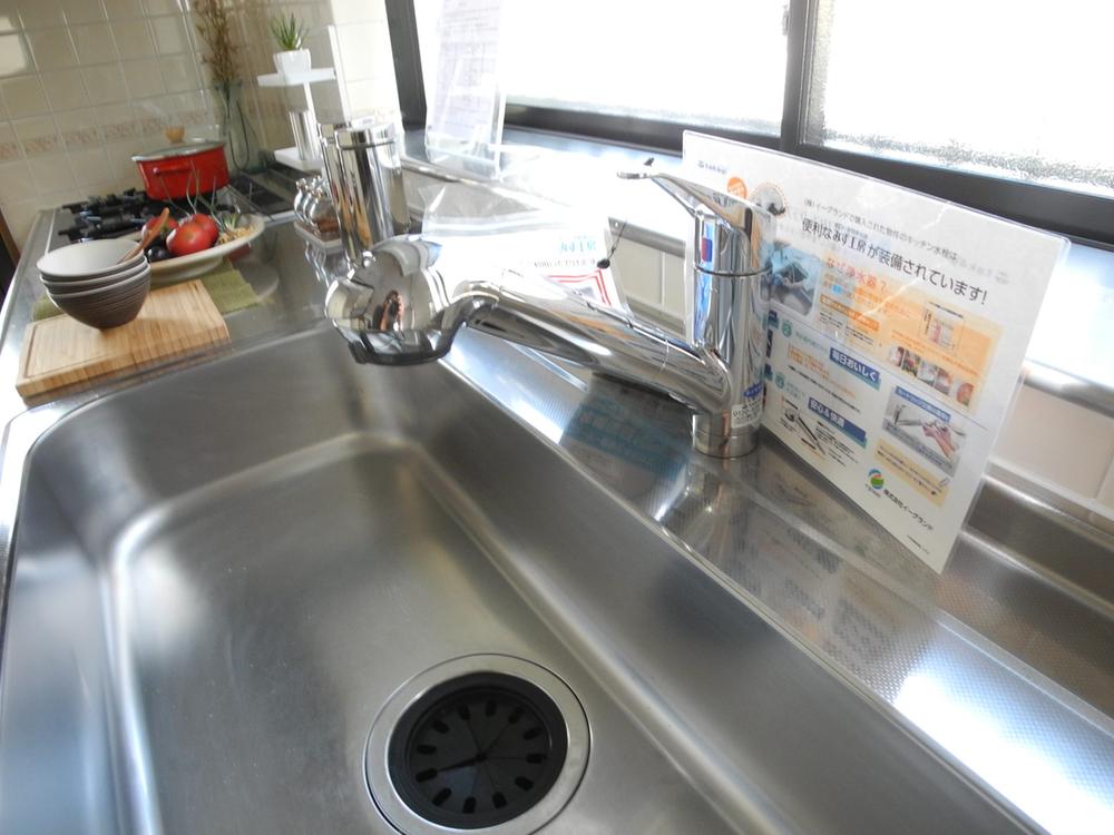 Kitchen. Easy wide sink dishwashing