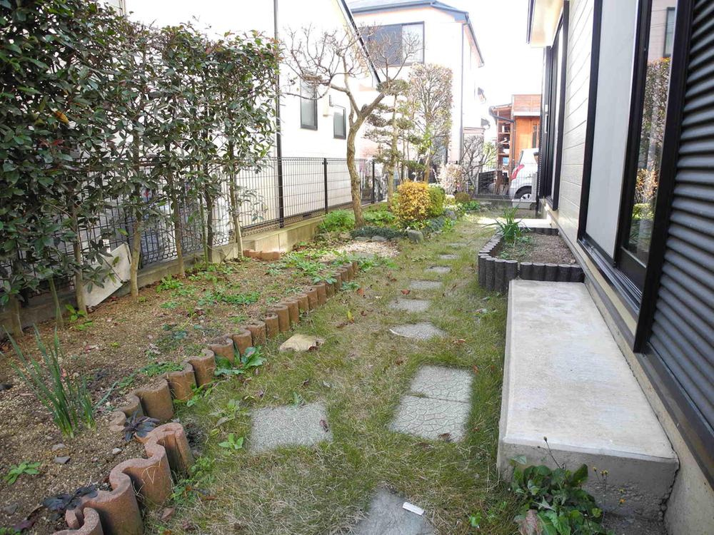 Garden. There is a reasonable size of the garden on the south side.