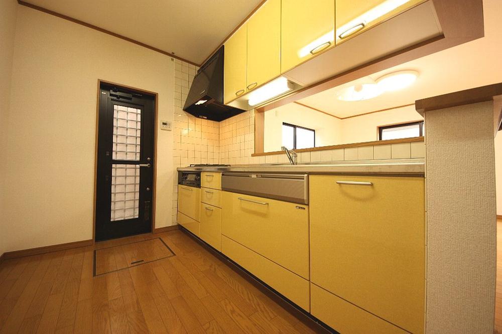 Kitchen. Local (12 May 2013) Shooting There is a back door.