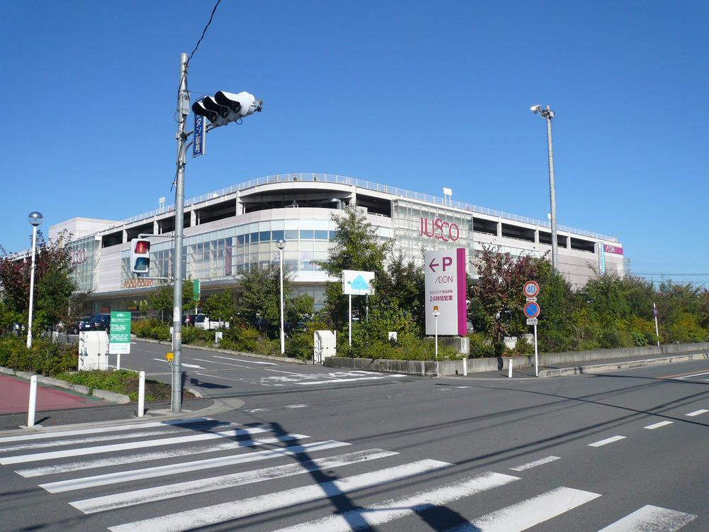 Shopping centre. 2200m to ion