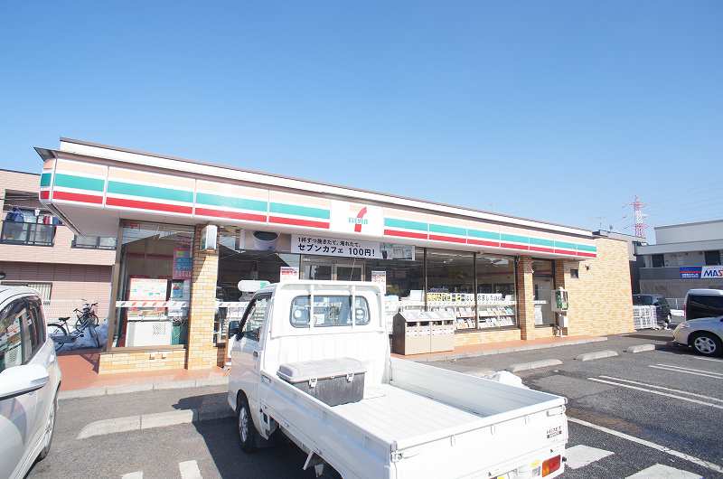 Convenience store. Seven-Eleven (convenience store) to 200m