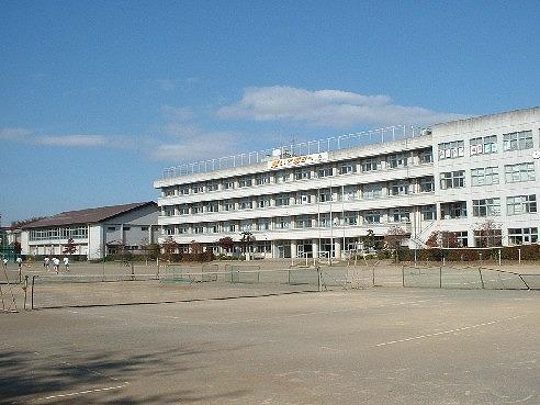 Junior high school. Higashimachi 1070m until junior high school