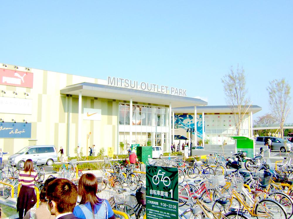 Supermarket. 2500m to Mitsui Outlet Park Iruma