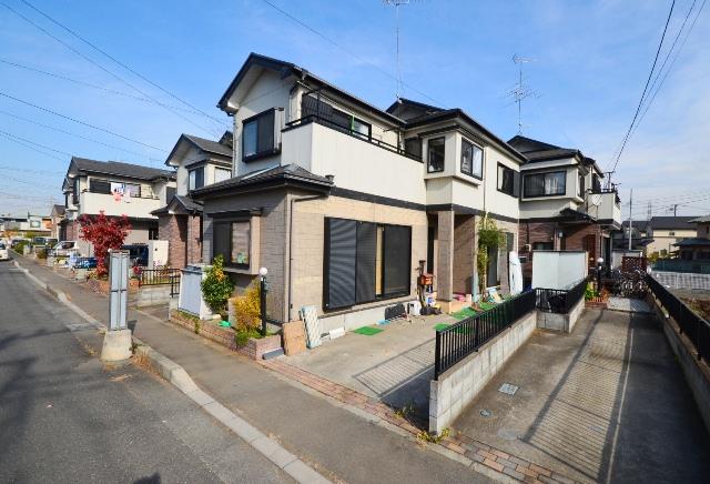 Local appearance photo. 2000 built single-family nestled in a quiet living environment. It is conveniently located shopping in 2 minutes "Iruma Noda mall" walk.