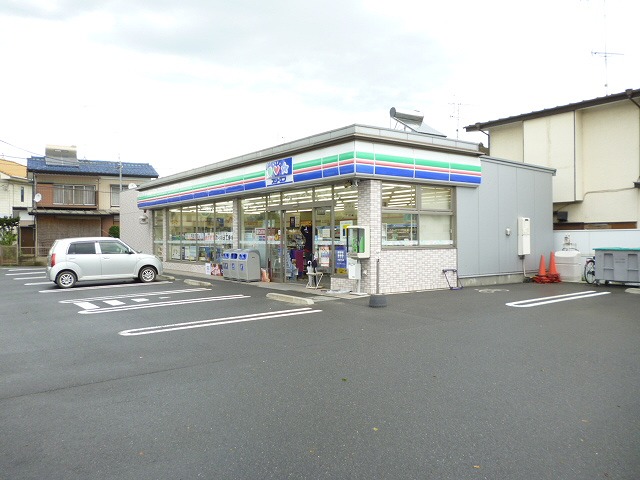 Convenience store. Three F (convenience store) to 350m