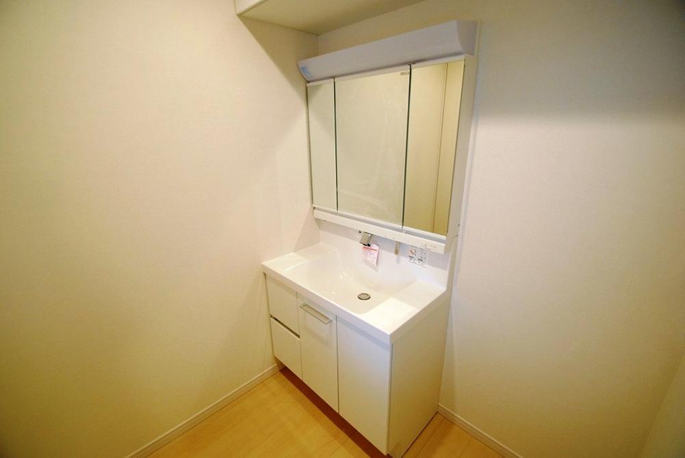 Wash basin, toilet. Indoor (10 May 2013) Shooting