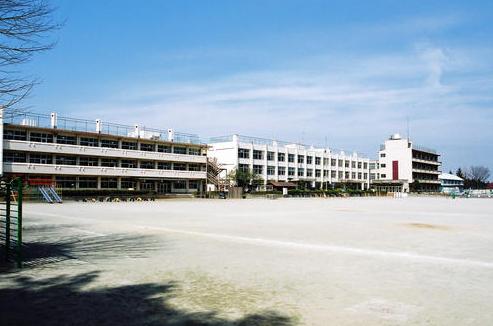 Junior high school. 960m to the east, Kaneko junior high school