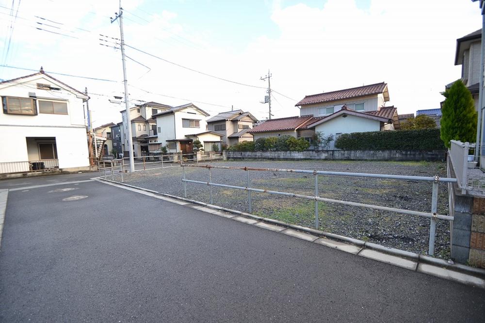 Local photos, including front road. 1 Building site (December 2013) Shooting