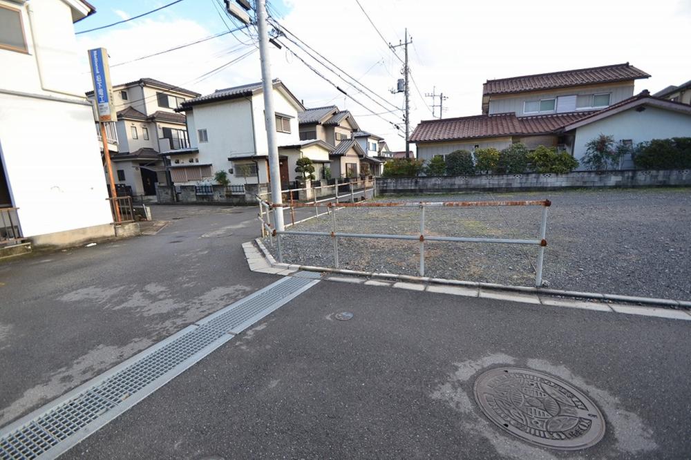 Local photos, including front road. 2 Building site (December 2013) Shooting