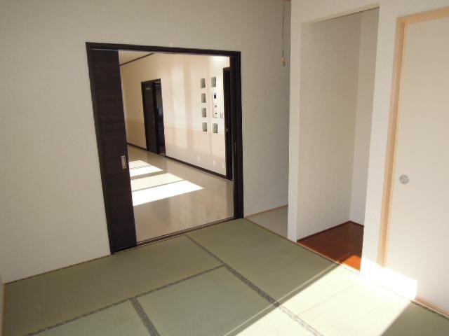Non-living room. It will be in the photo of the first floor Japanese-style room! 