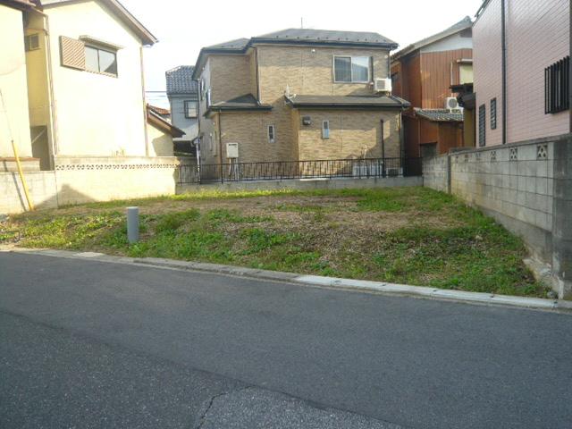 Local photos, including front road. Before road 6m public roads