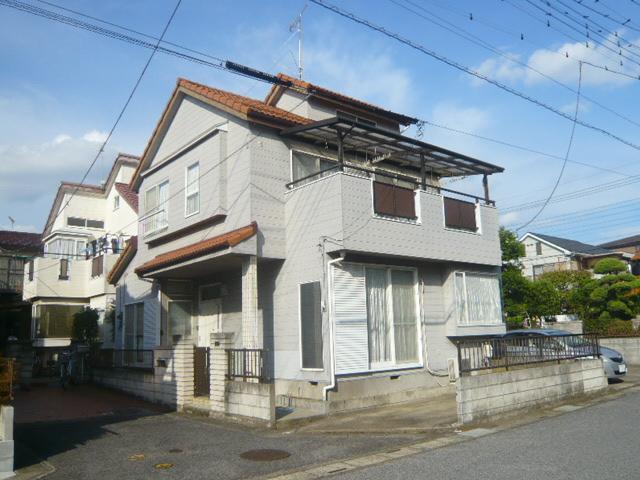 Local photos, including front road. South side is 6m public road