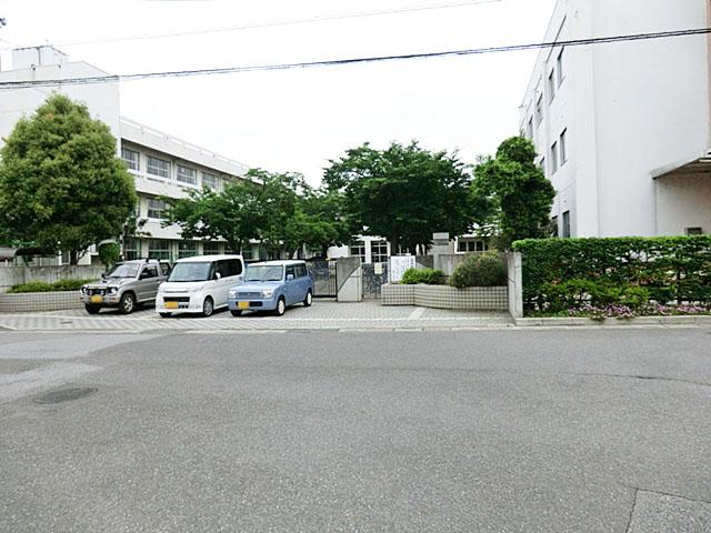 Primary school. Kasukabe Municipal Toyoharu to elementary school 1300m