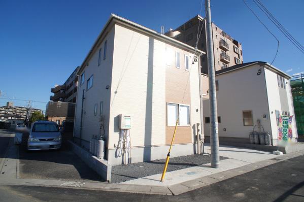 Local photos, including front road. Overall