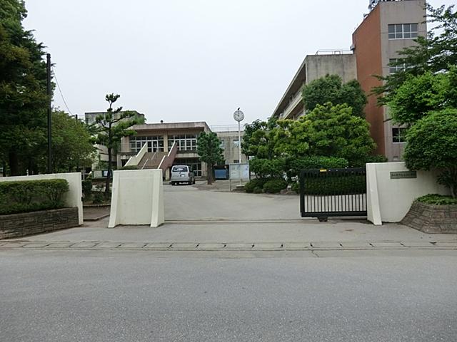 Primary school. Kasukabe Municipal Ueoki to elementary school 412m
