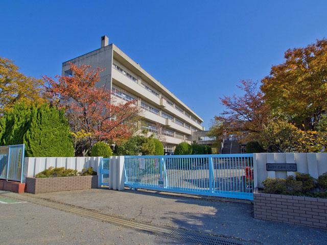 Primary school. Kasukabe Municipal Fujitsuka to elementary school 920m