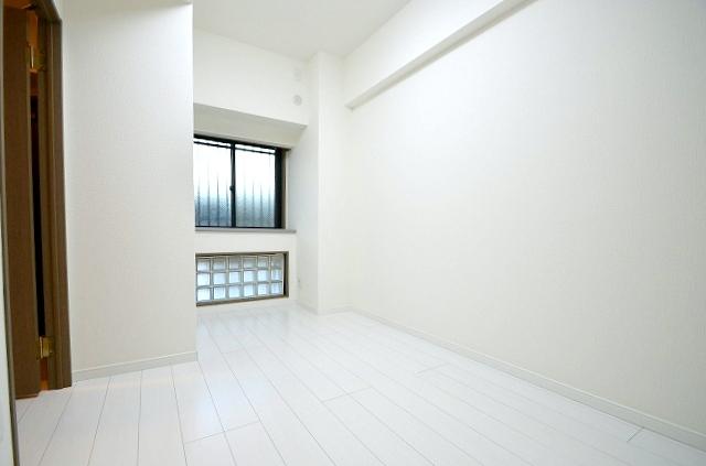 Non-living room. ~ The room other than the living ~